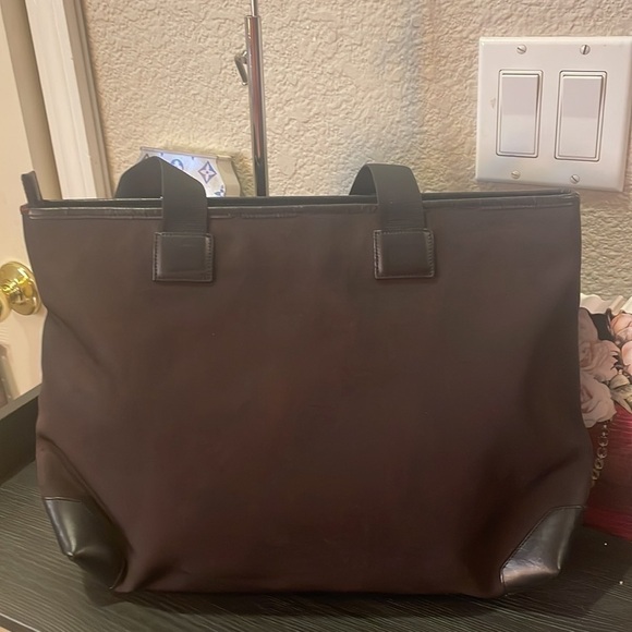 August Gucci Tote zipper closure - Picture 10 of 16